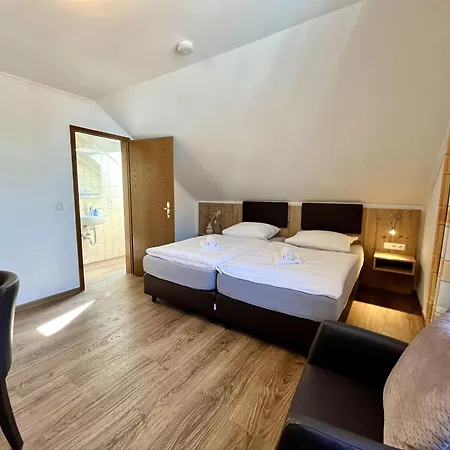 Gastwirtschaft & Doll Otel *